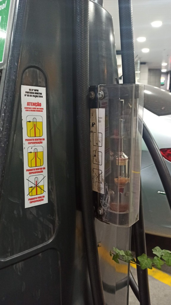 Densímetro de etanol em bomba no posto de combustível [Foto: Fernando Lalli]