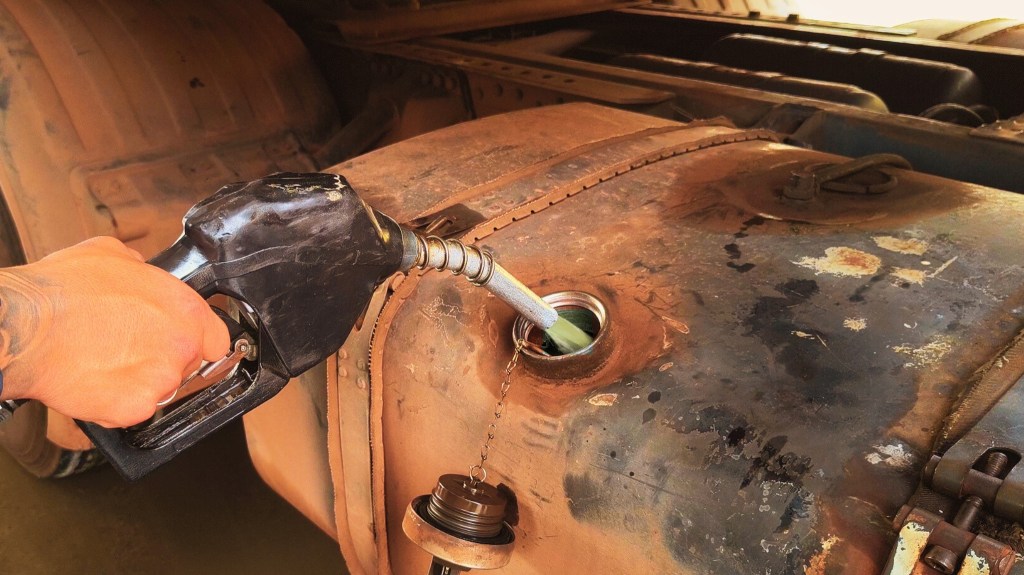 Tanque sendo abastecido com biodiesel em Arujá/SP. Foto: Fernando Lalli/Auto Acadêmico
